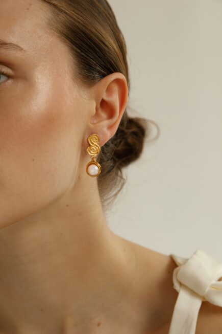infinity earrings with pearls. Elegant design. Gold-plated